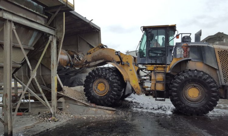 The poor geometry of a pyramid hopper for rock gypsum meant that the operator had to spoon feed material into it from front-end loaders, turning the hopper into a glorified chute.